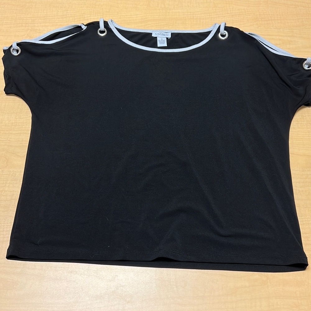 4/$30.    Carmen‎ short sleeve shirt, size extra large